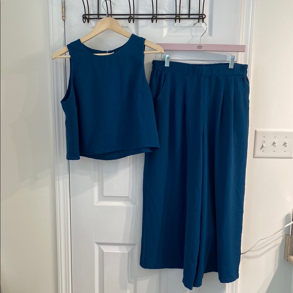 Elegant Blue Wide Leg set in like new condition- So cute!!